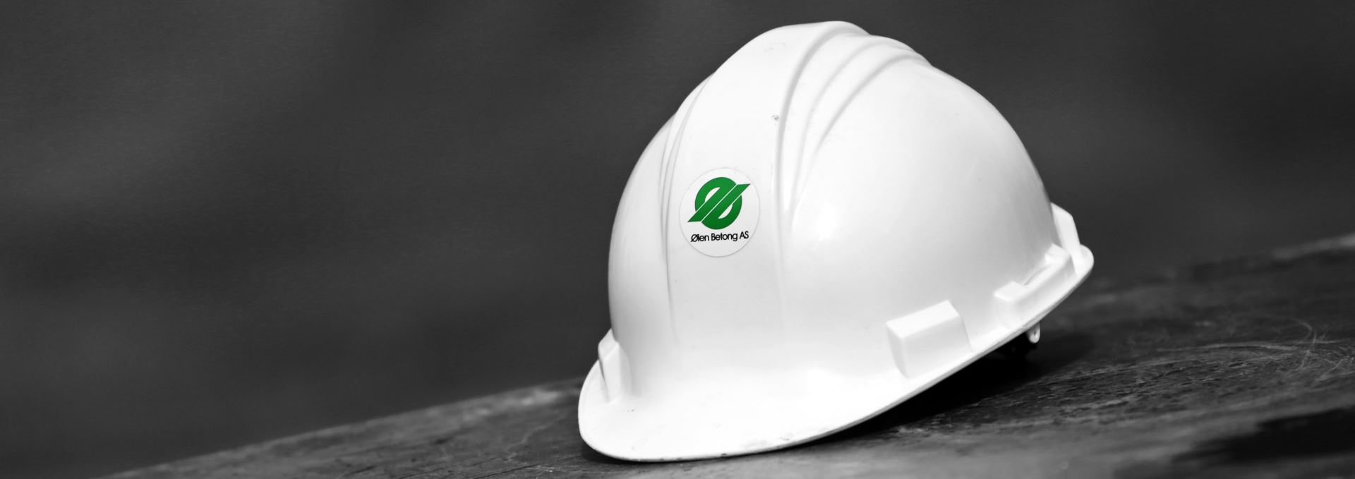 Arbeidssikkerhetshjelm med Ølen Betong logo