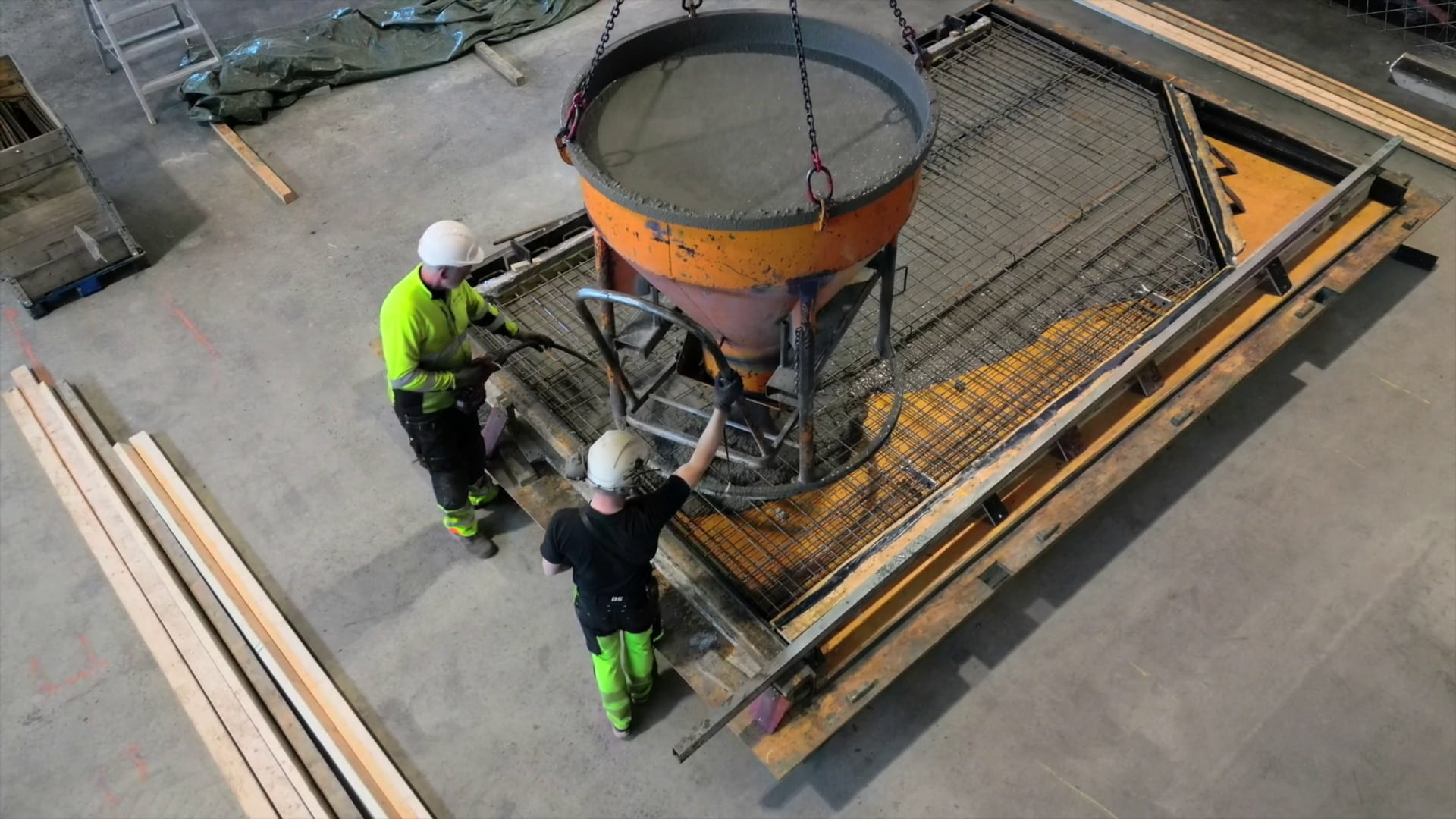 Tre fagfolk lager plattendekke